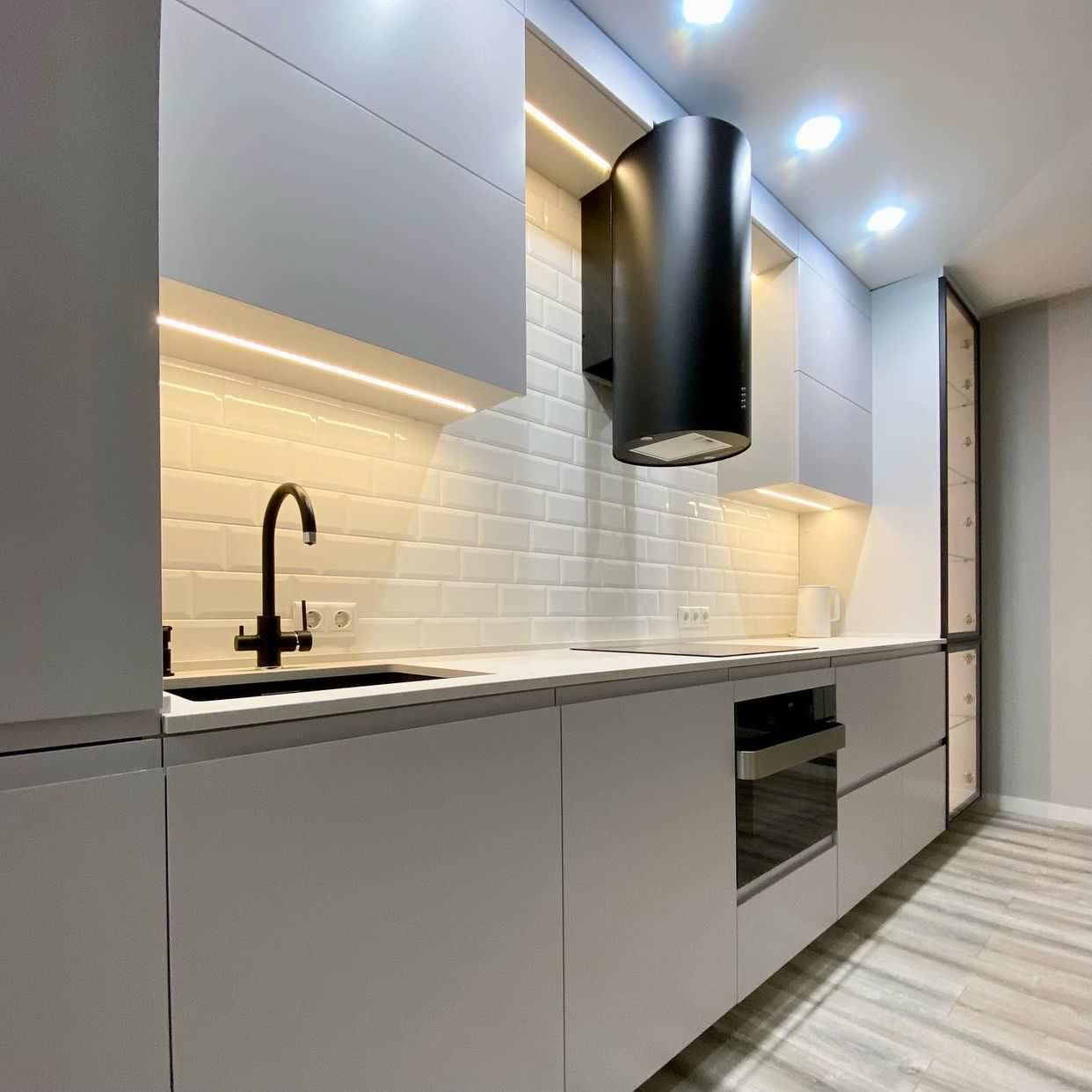 Стильная кухня с витриной