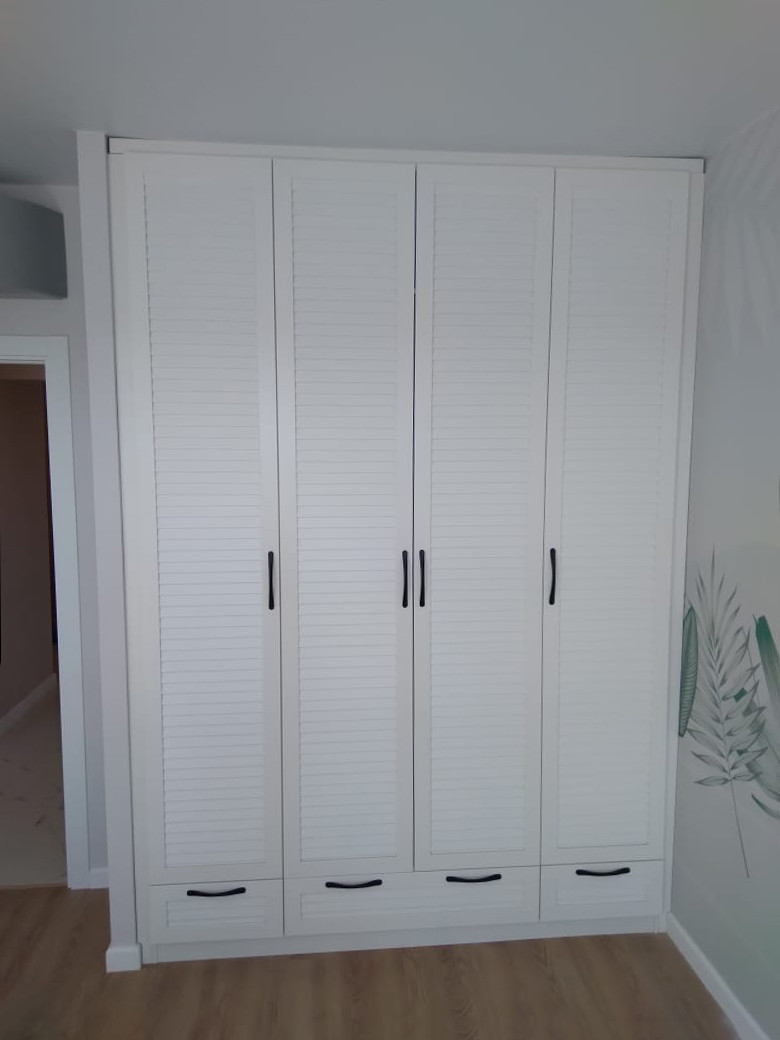 Встроенные распашные шкафы