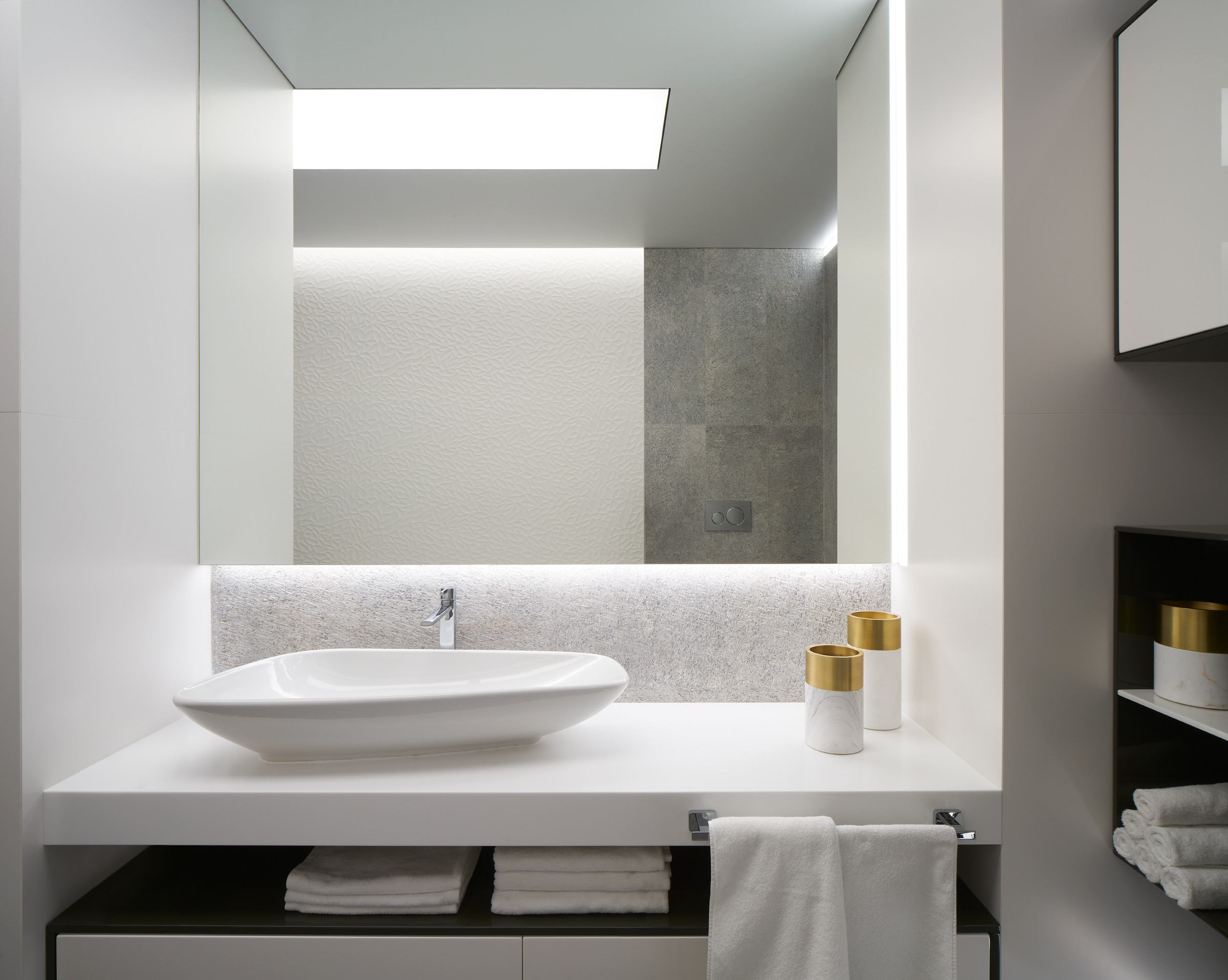 Houzz тур: Квартира в Екатеринбурге с «парящей» мебелью