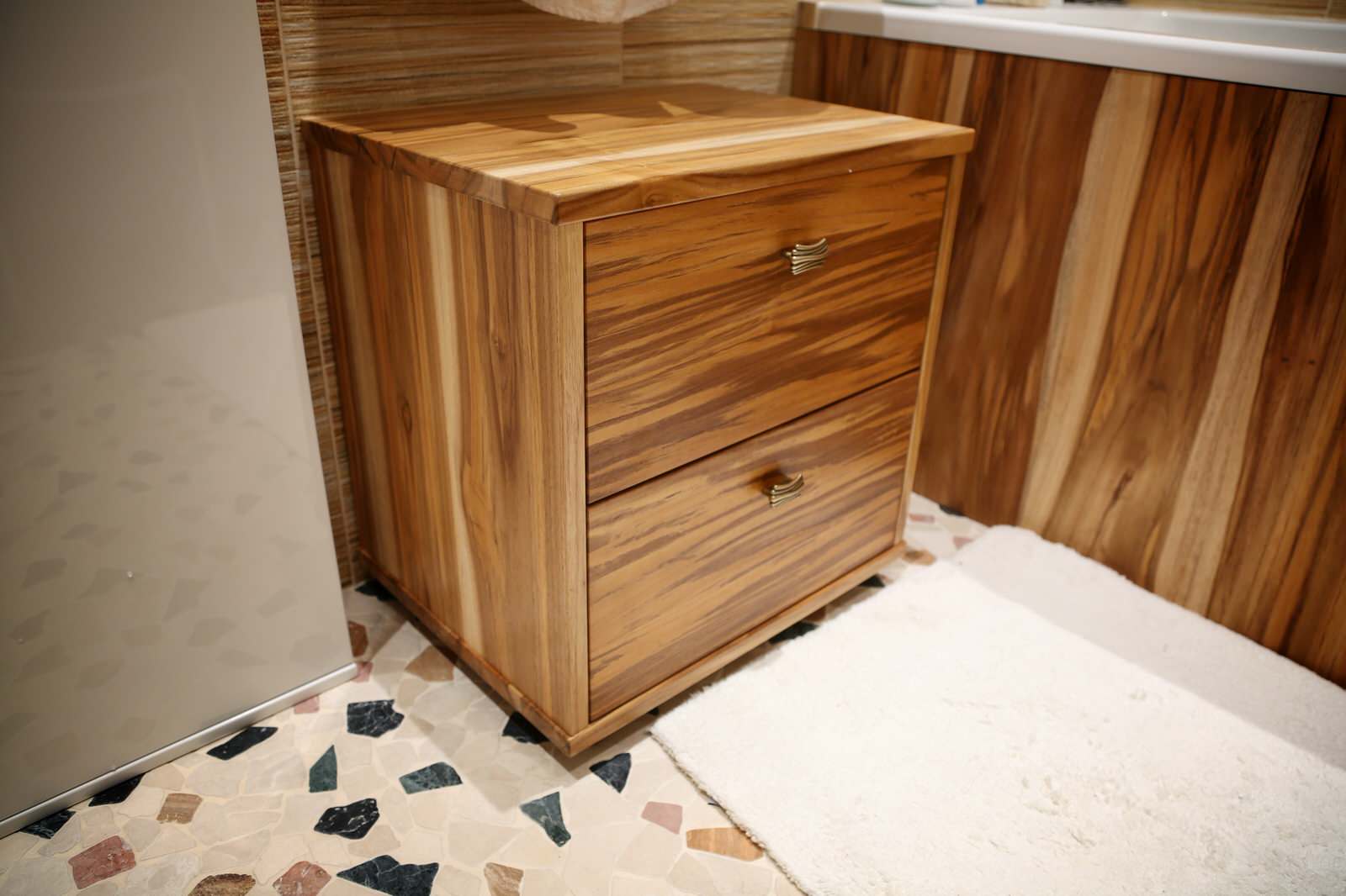 Столешница из дерева, полки и зеркало в небольшую ванную комнату