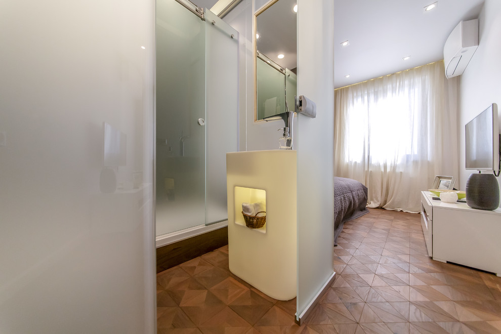 Спальня со стеклянным кубом