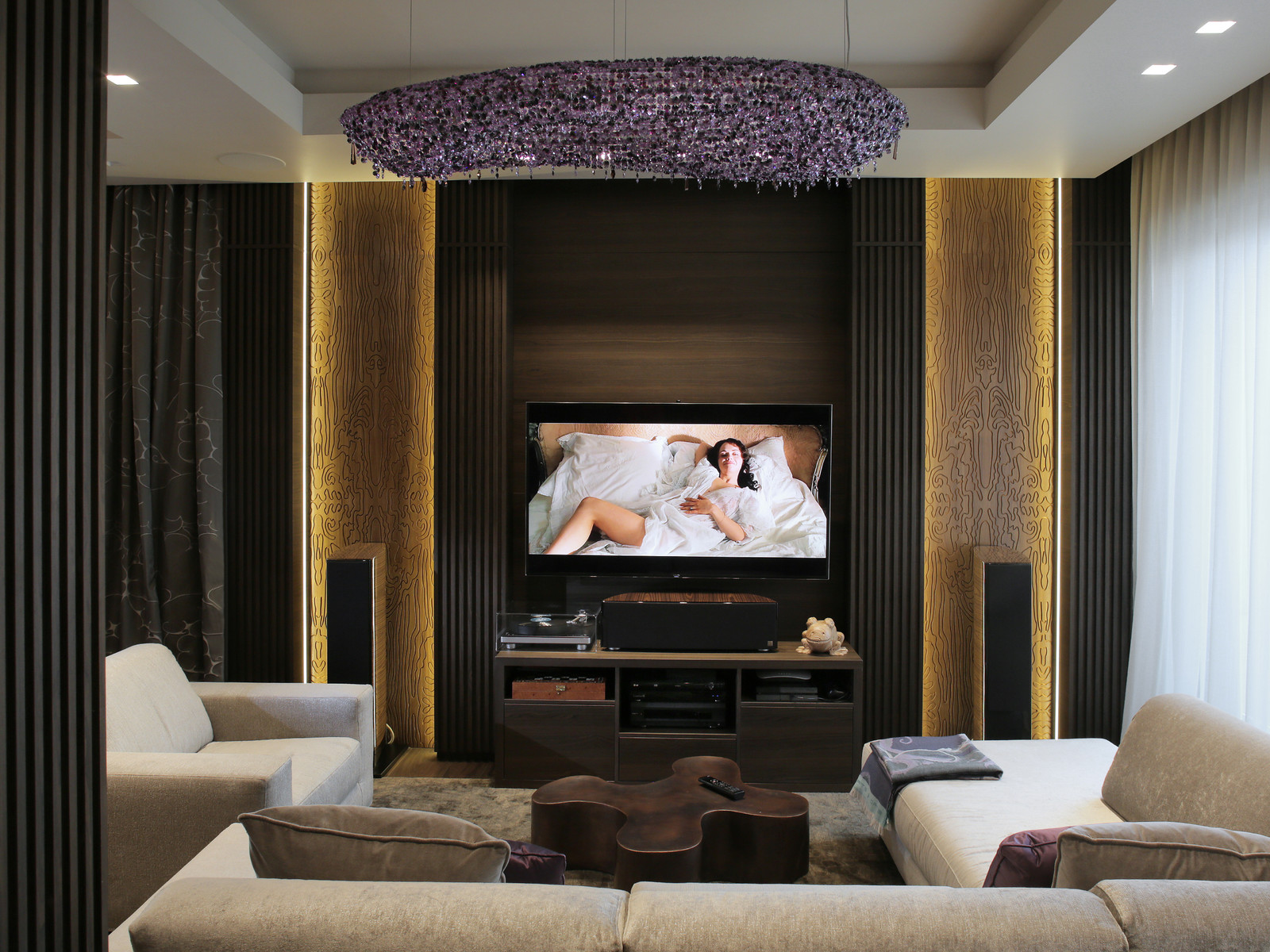 Телевизор в стене из натурального камня