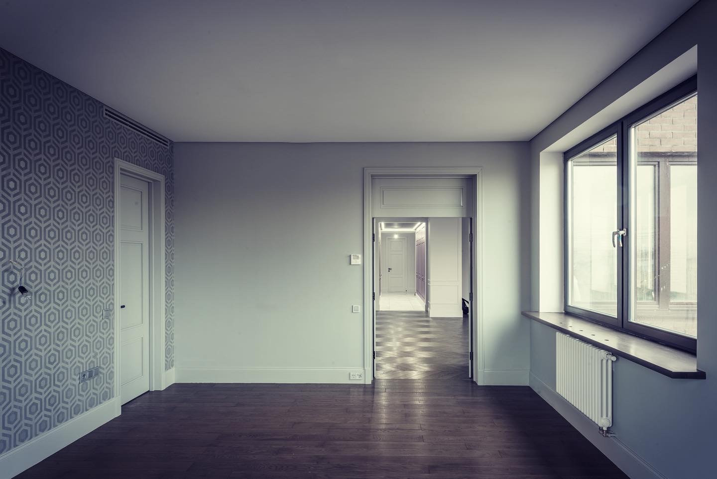 Кухня с островом и зеркальными дверьми.