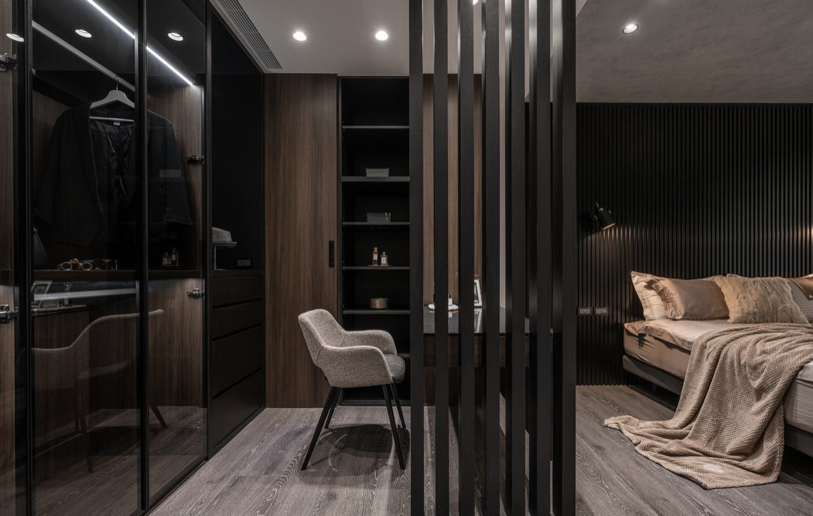 Бархатный уют темных оттенков в брутальном интерьере дома от L DESIGN