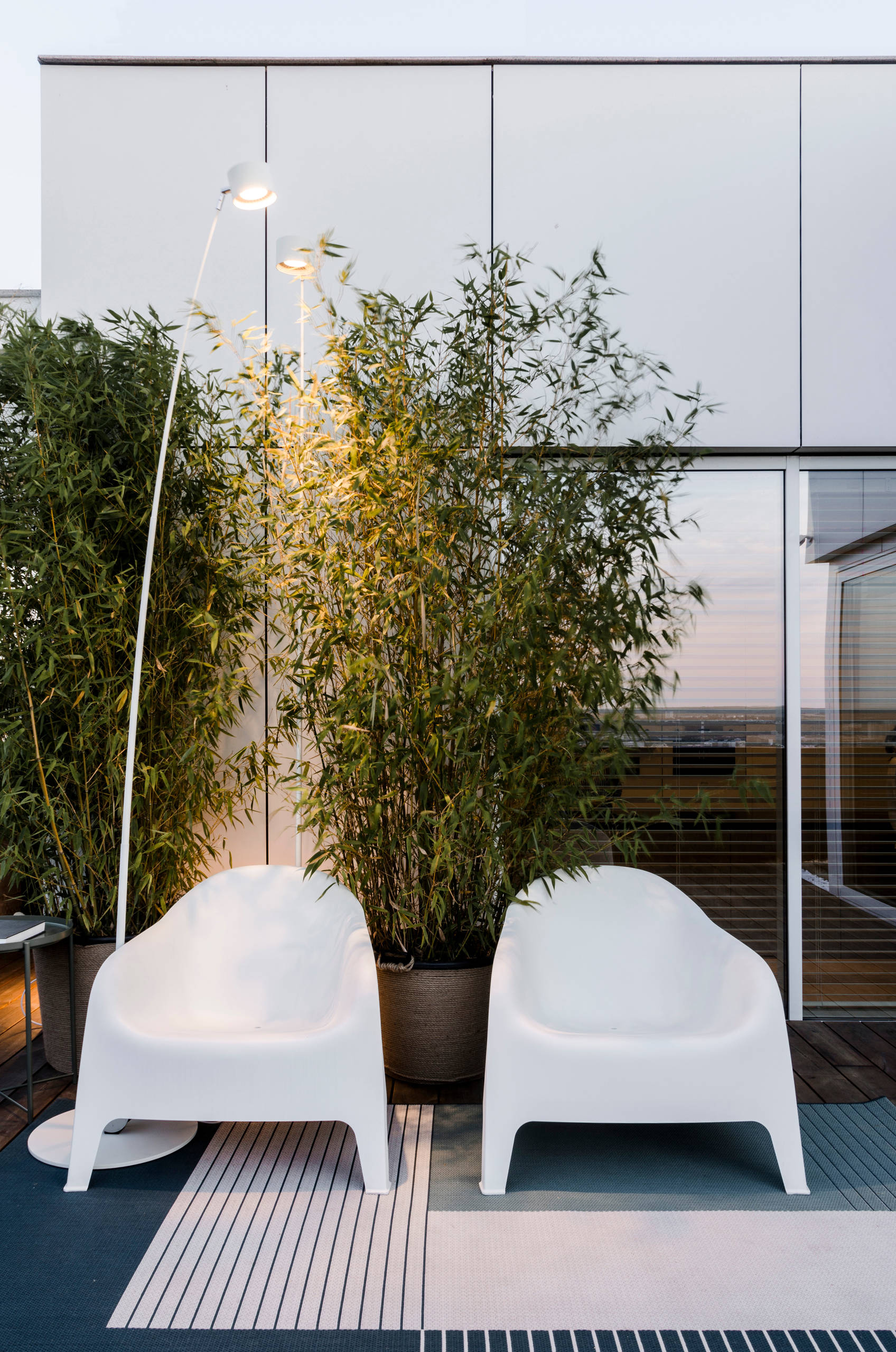 Houzz Молдавия: Пентхаус с настоящим деревом в спальне