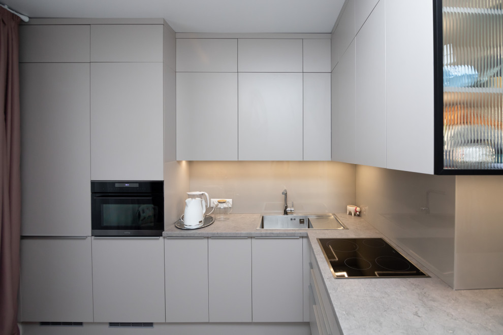 Современная угловая кухня в нежно-сером цвете