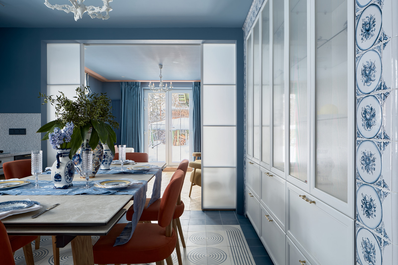 Гжель и маркетри, кухня-гостиная