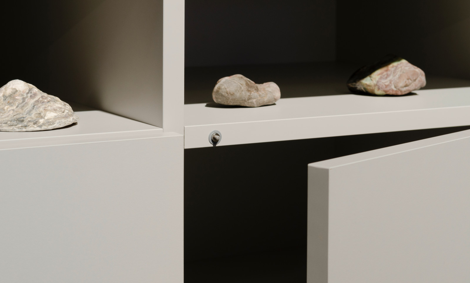 Белый комод raumplus с верхом под черный мрамор с выставки IMM Cologne 2020