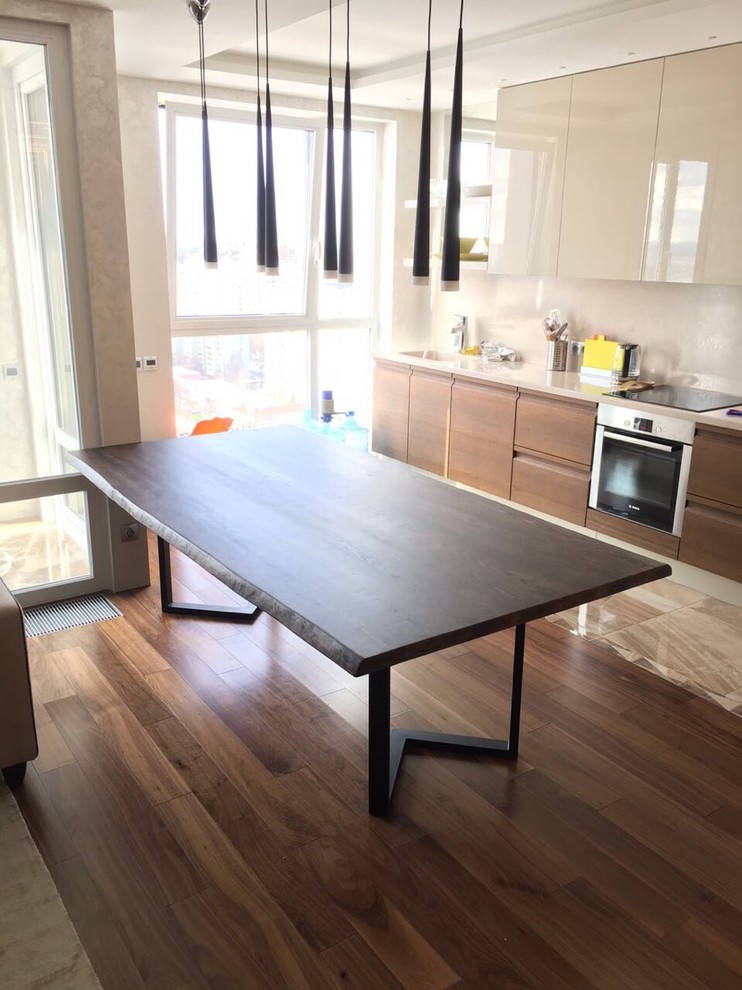 Квадратный стол из слэба серого ясеня