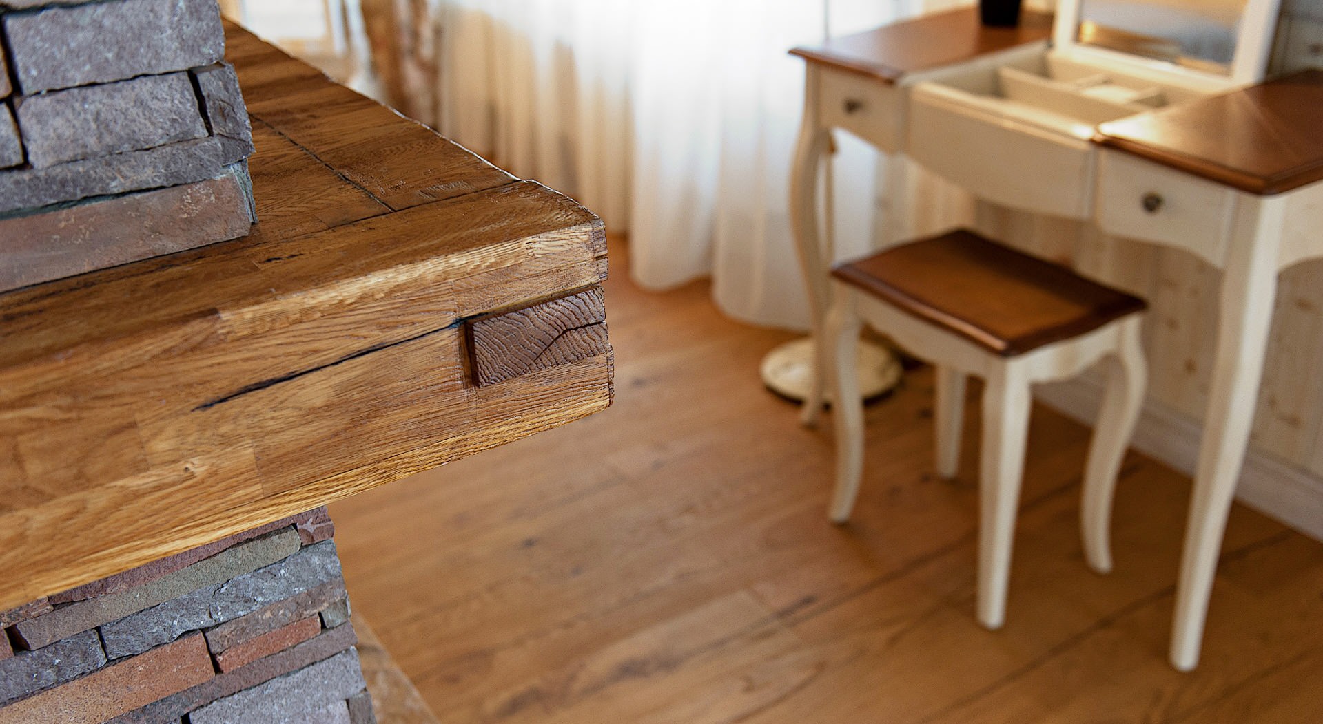 Houzz тур: Пронизанный солнцем дом с двухпролетной лестницей и камином