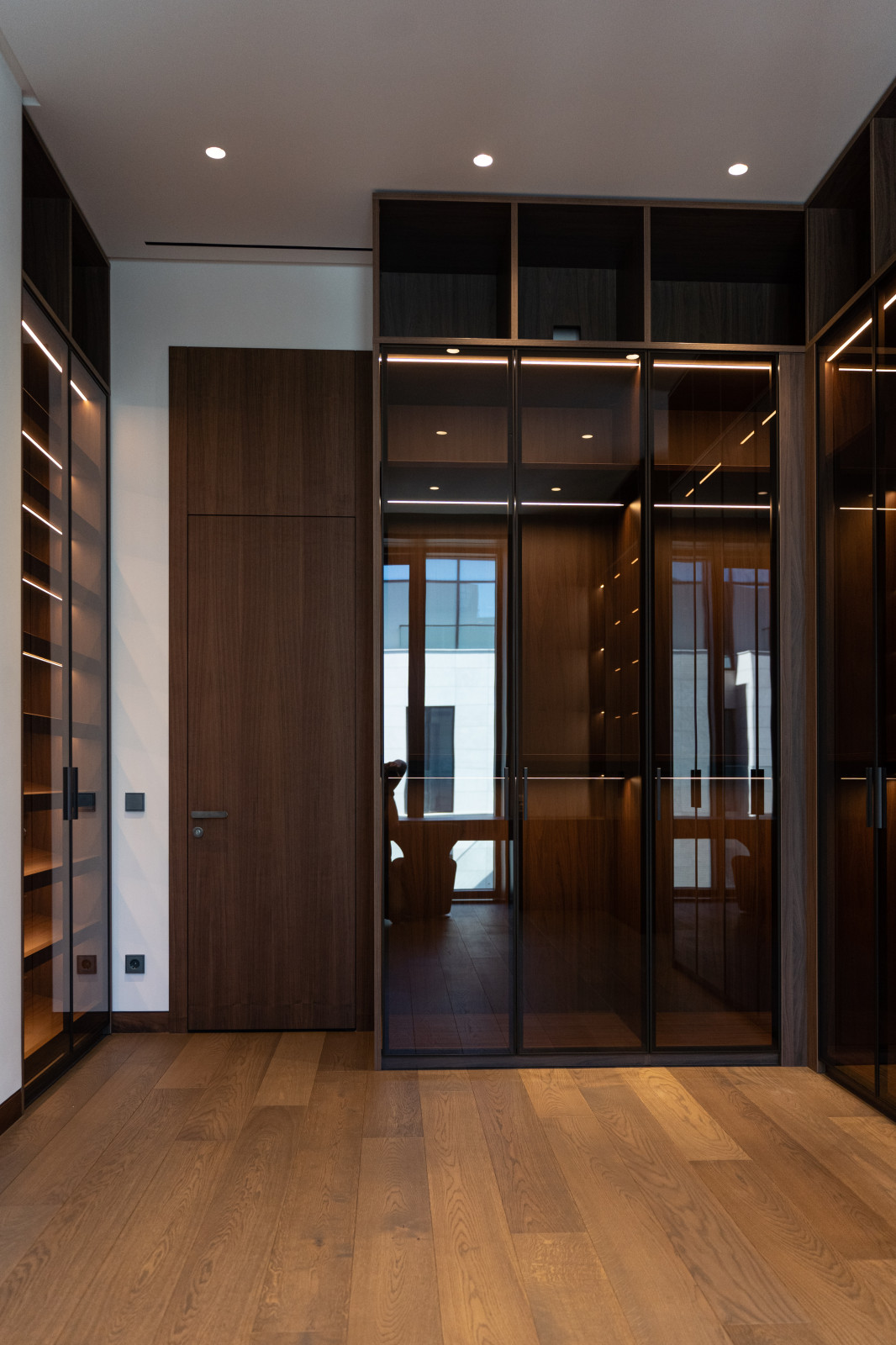 Гардеробная комната с распашными стеклянными RPE фасадами