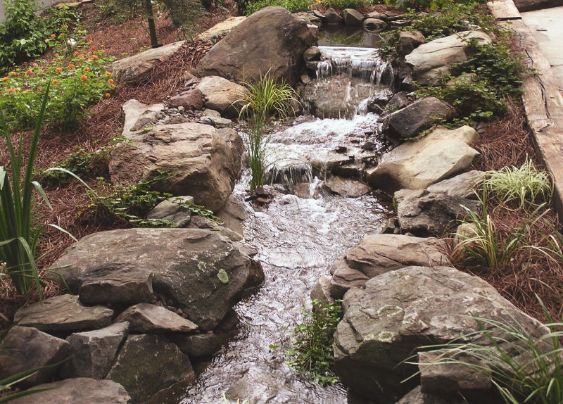 Искусственные скалы с водопадом