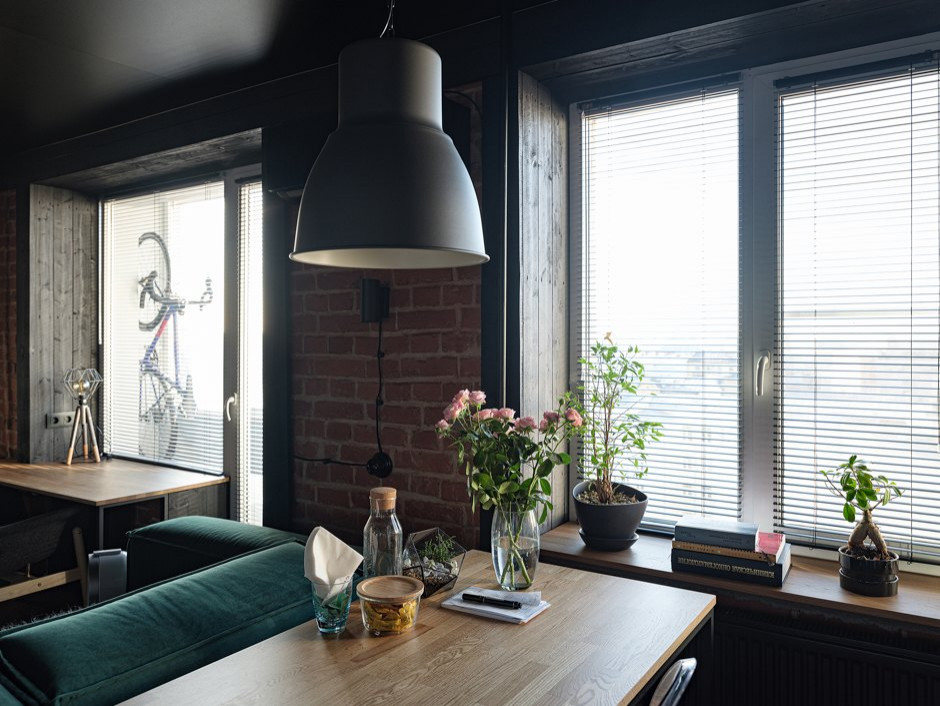 Квартира-студия с черным потолком в стиле лофт