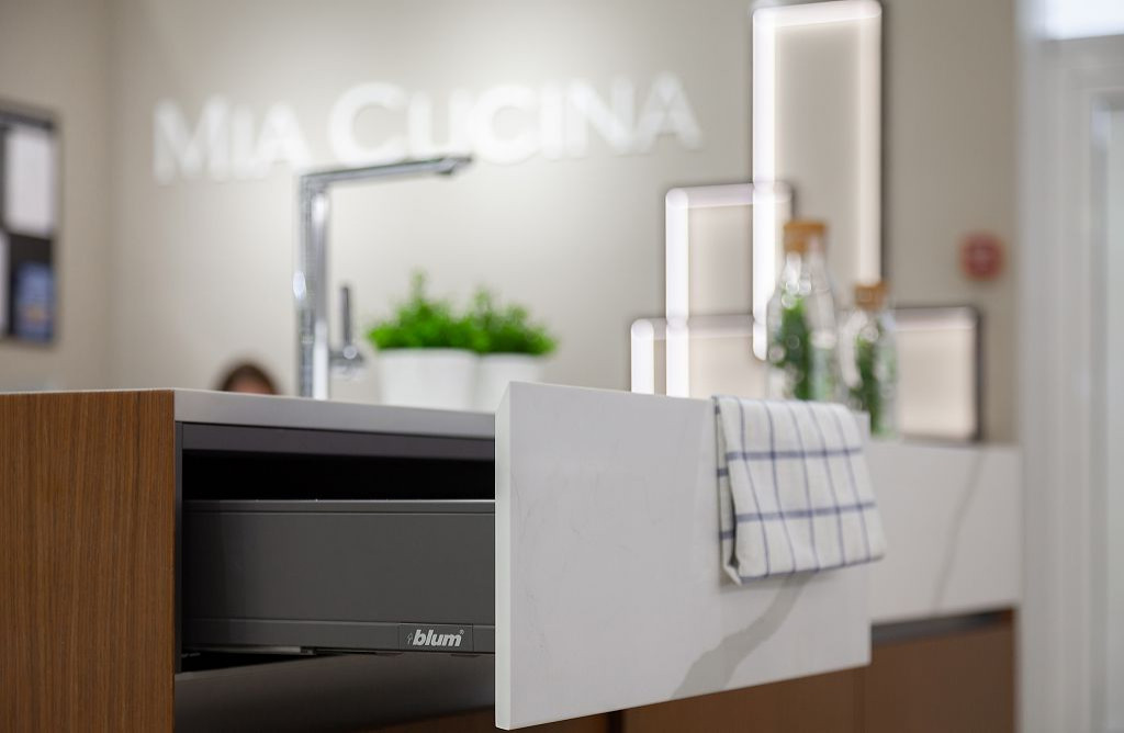 Кухонный гарнитур со столешницей из кварцевого агломерата