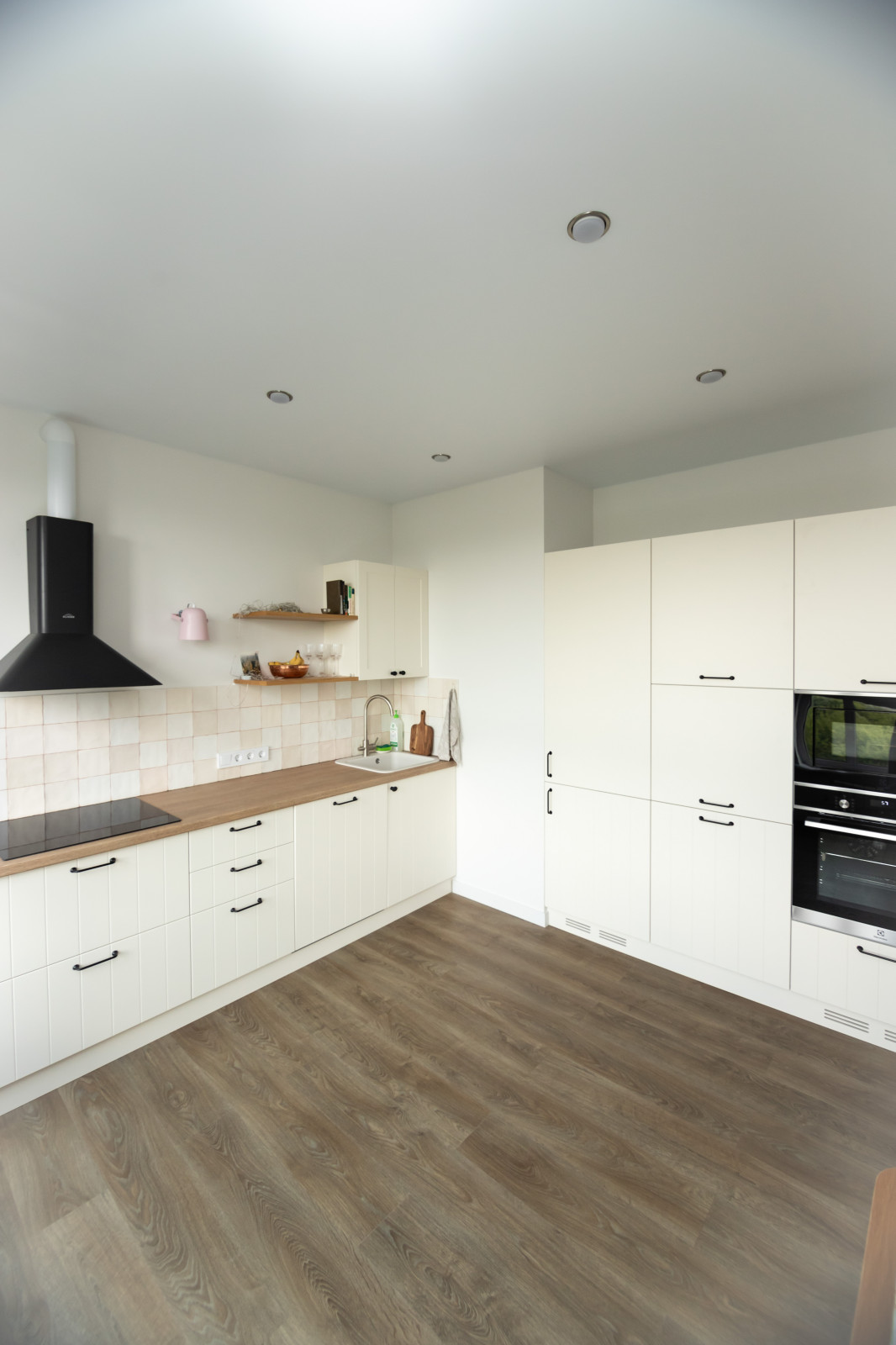 Светлая кухня в стиле скандинавский минимализм с деревянными элементами