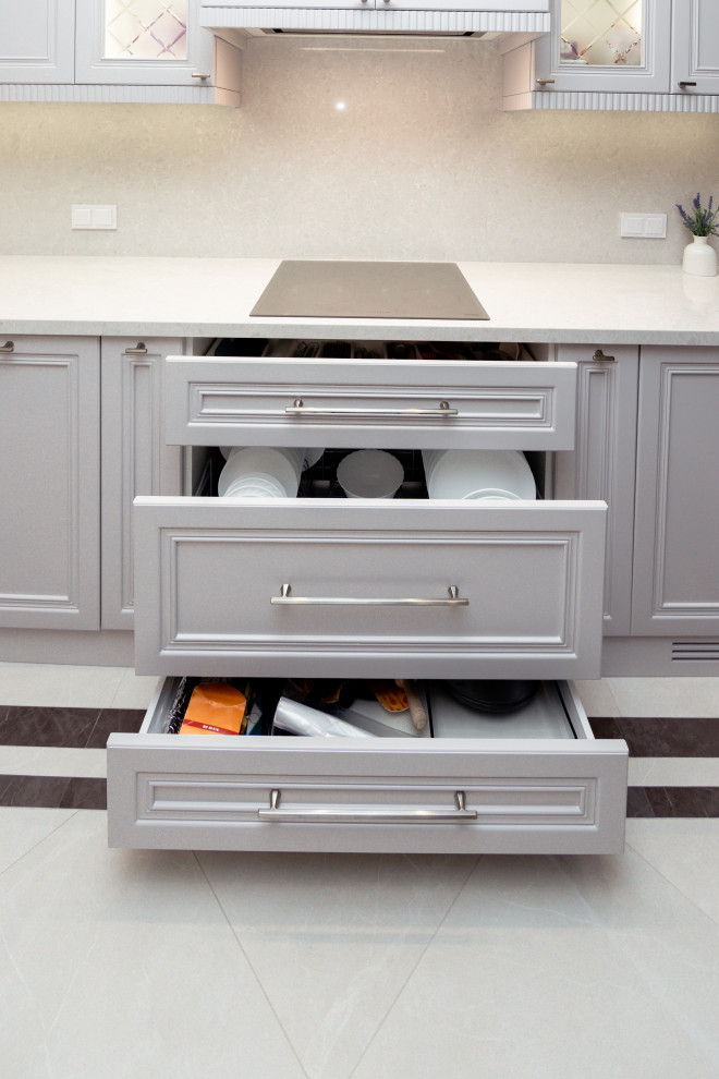 Нежно-серая кухня в неоклассическом стиле