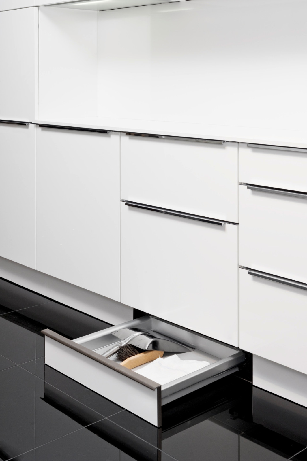 Выдвижные ящики вместо привычного кухонного цоколя