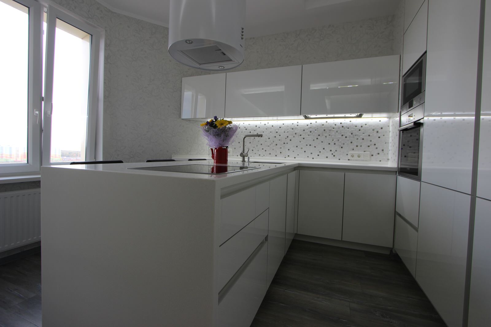 Белая глянцева кухня "Белый лотос"