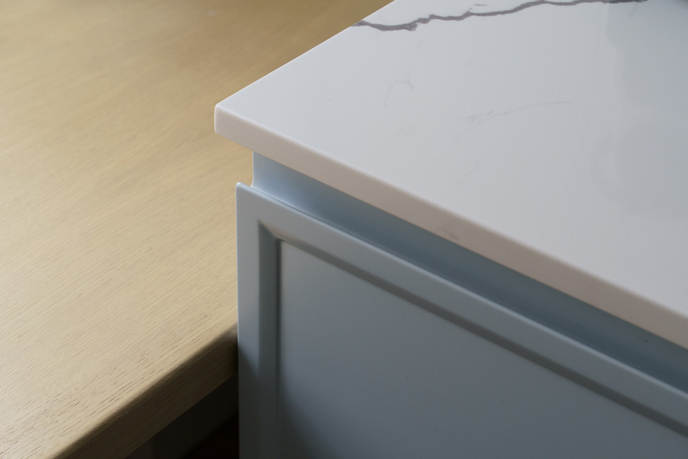 Голубая кухня, жалюзийный шкаф, полки и мебель в ванную с натуральным шпоном дуб