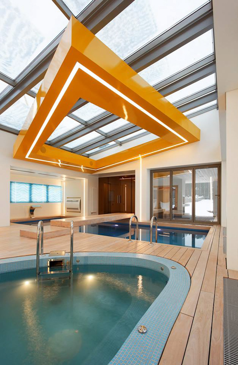 здание и интерьер бассейна на Новой Риге