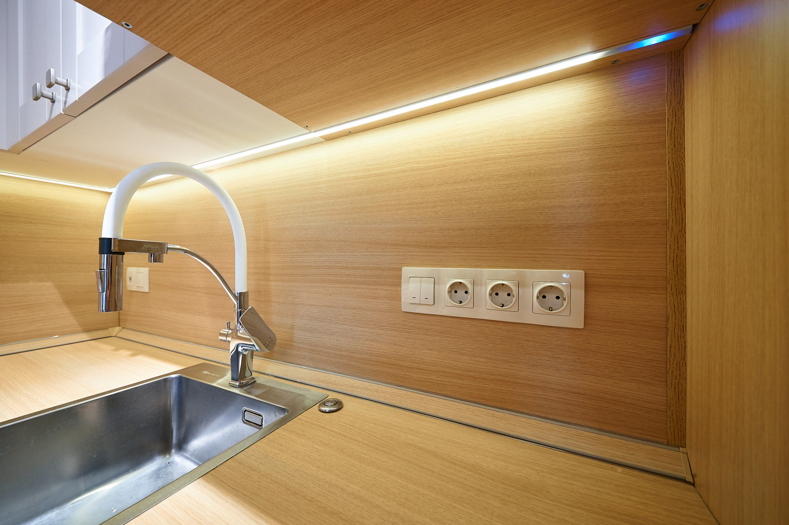 Кухня из эмали и шкаф для хранения