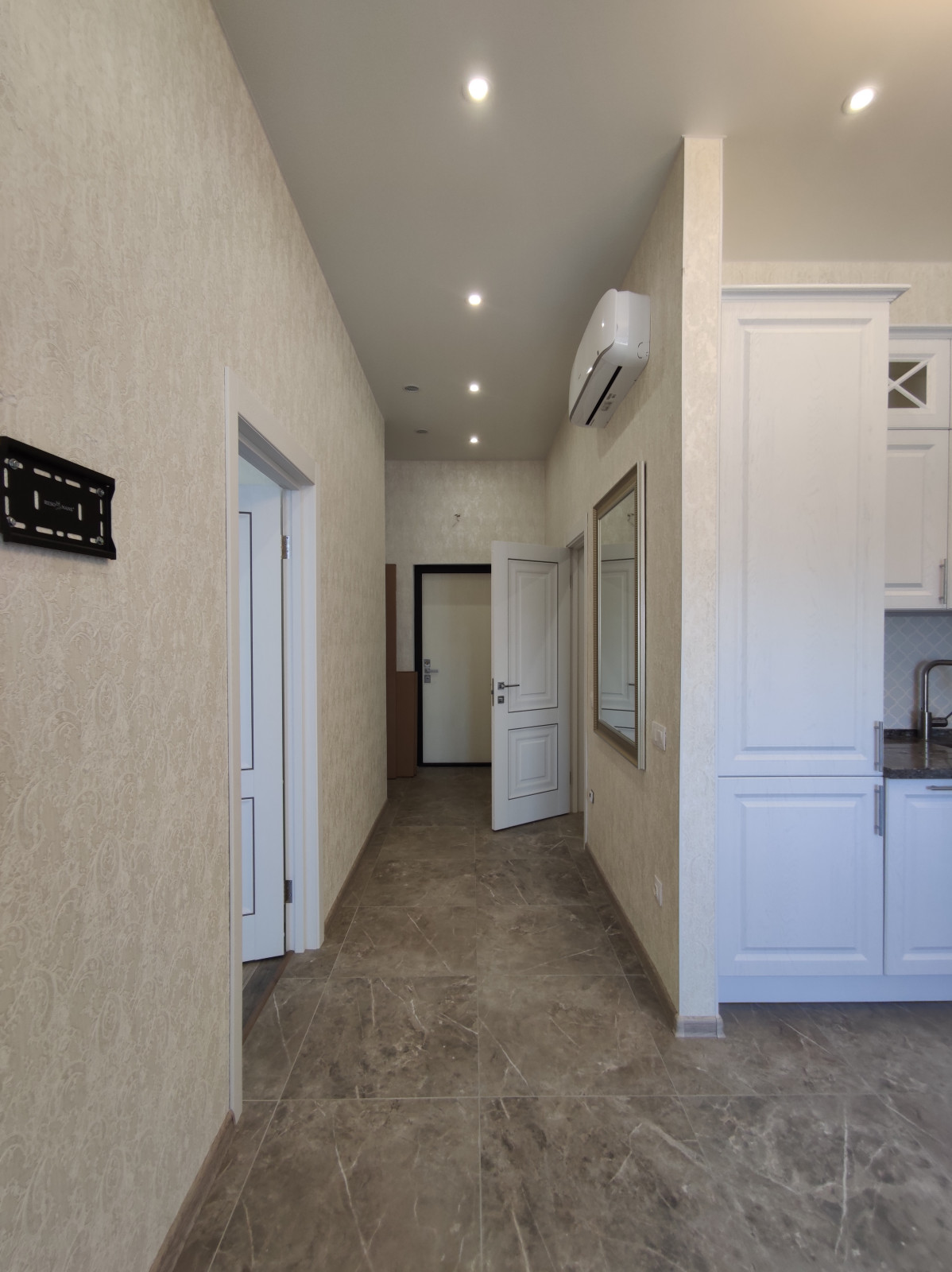 Коридор с керамогранитом на полу