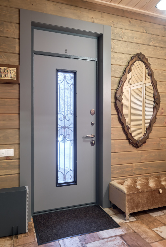 Серые двери в доме из бруса