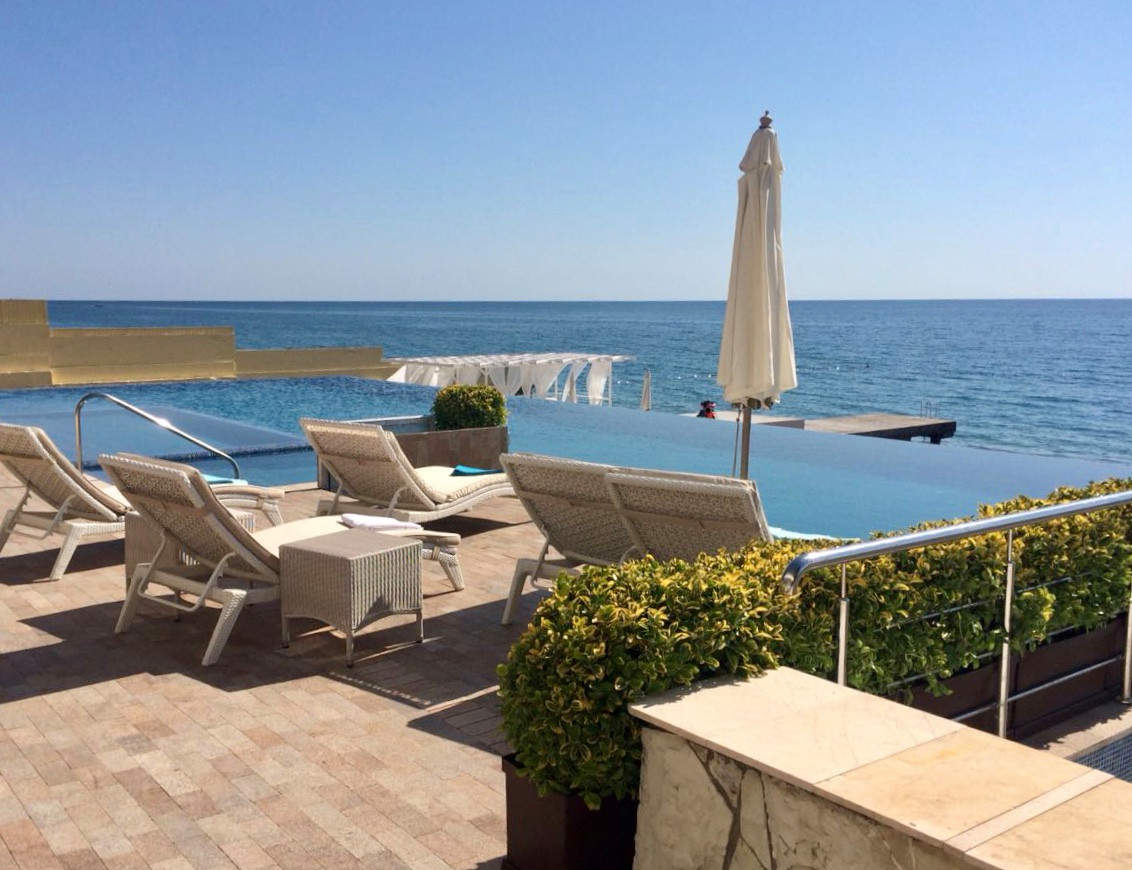 Обложка проекта: Бассейн на берегу моря