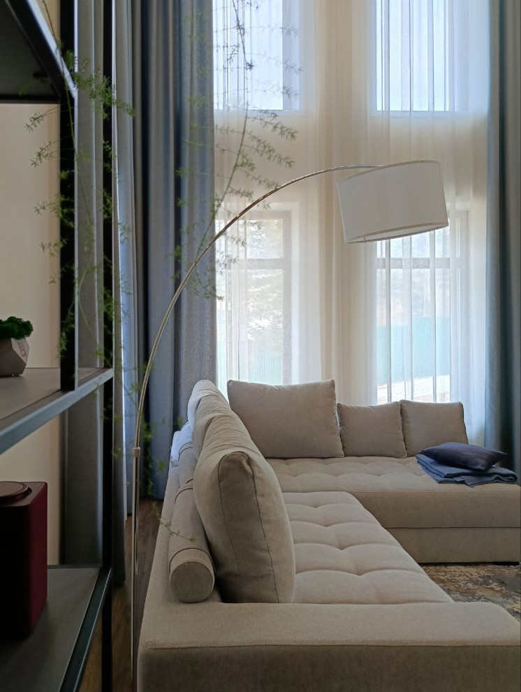 Гостиная с камином в загородном доме