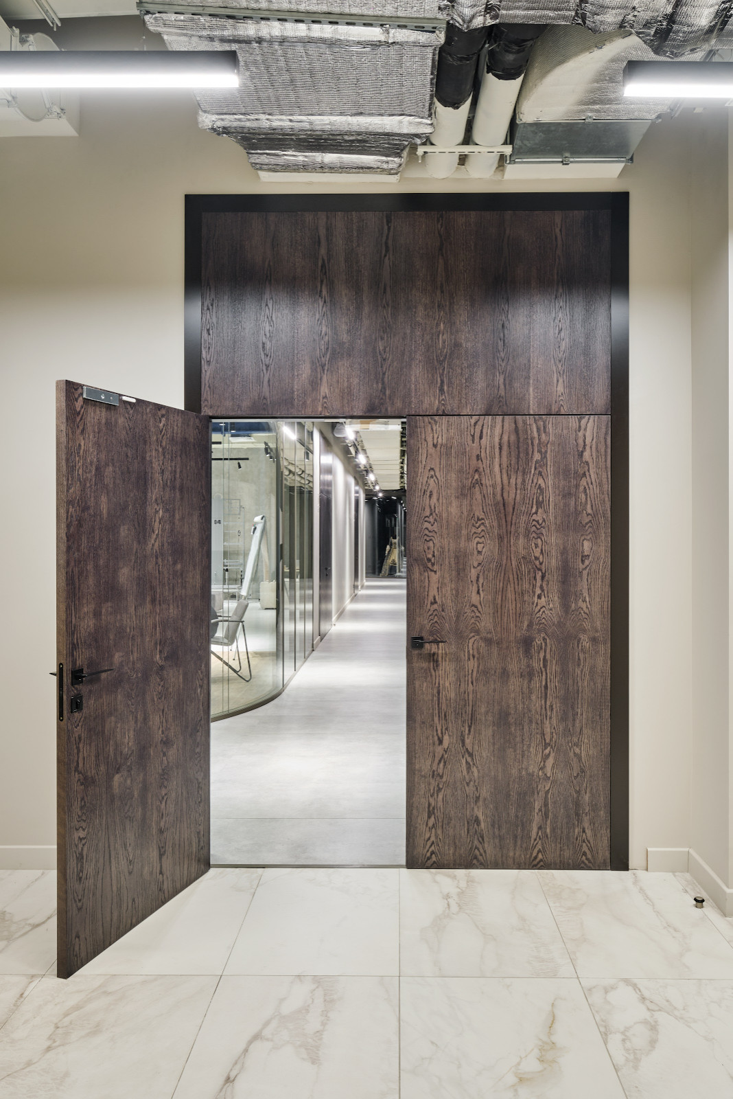 Высокие дубовые двери. 100% массив дуба.