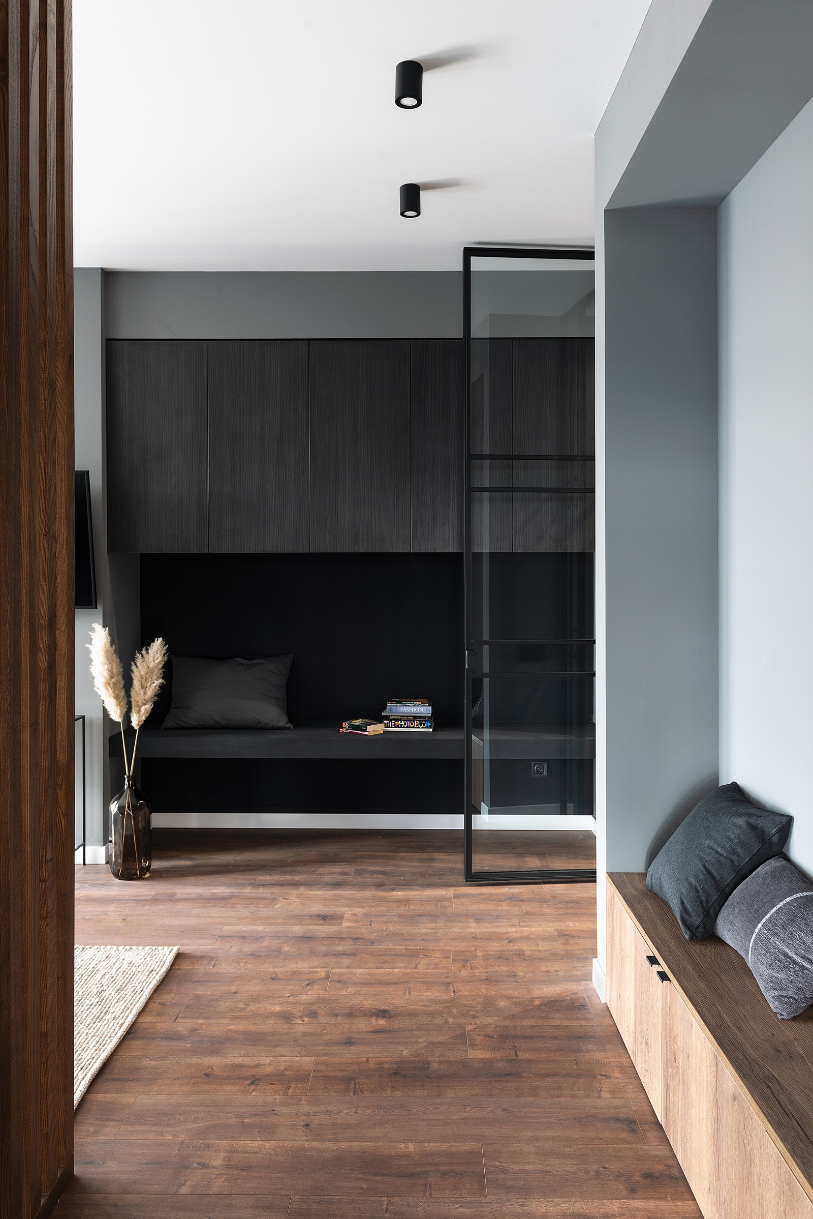 Обложка проекта: Спокойный, темный интерьер с элементами дерева