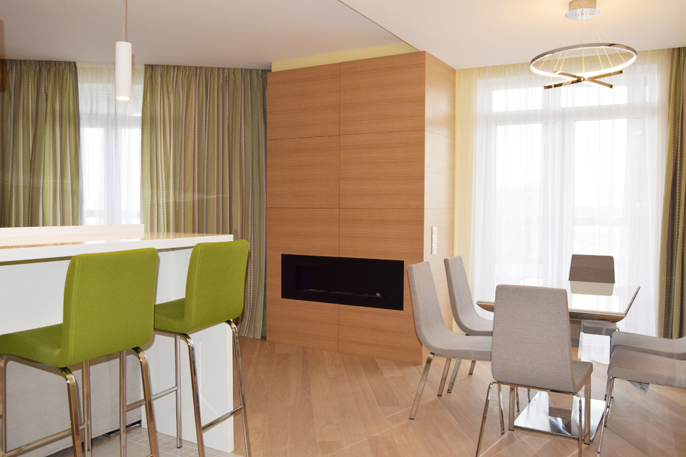 Кухня с белыми фасадами и фасадами из шпона