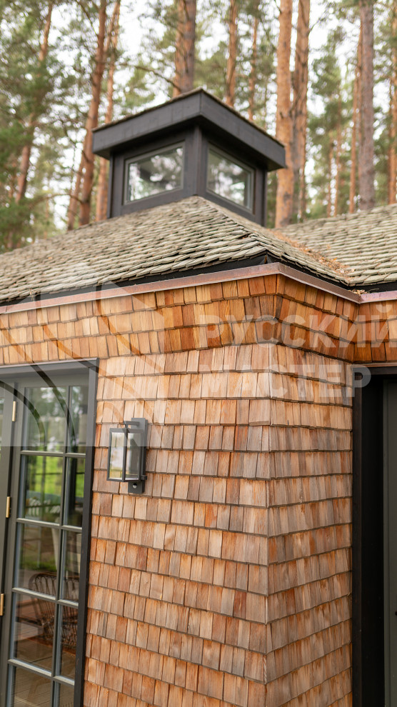 Современный дизайнерский дом с террасой и отделкой из дранки