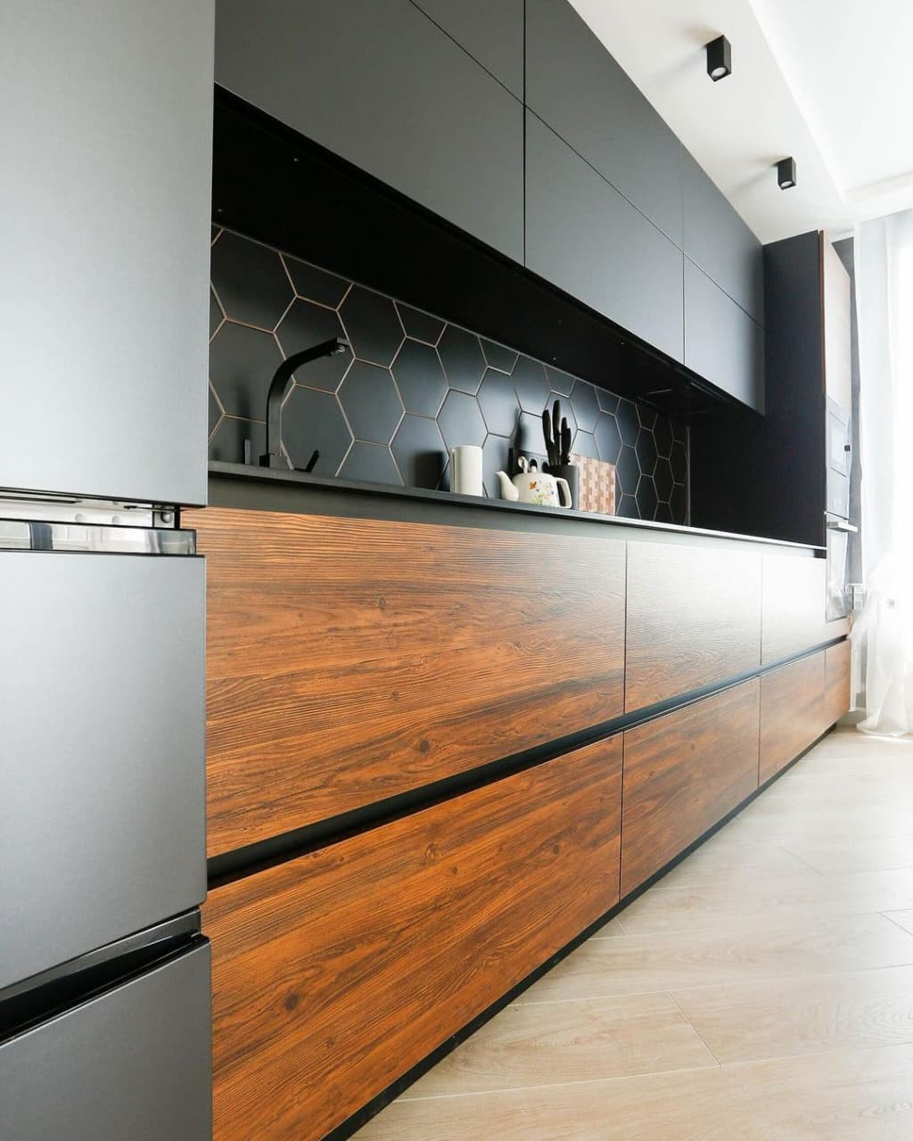 Прямая стильная невысокая кухня с матовыми и древесными фасадами