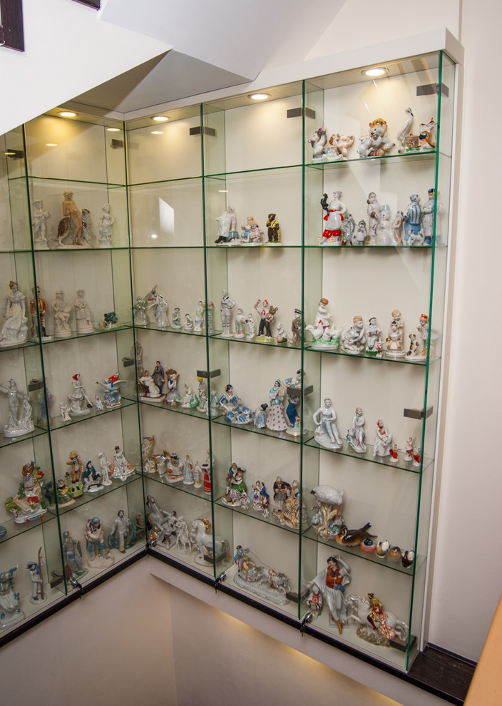 Витрина под лестницей