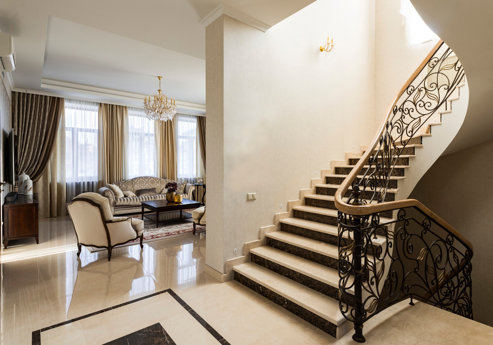 Вид на гостиную из лестничного холла