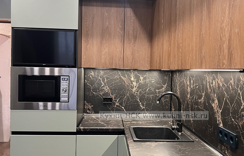 Дизайн кухни на заказ в сочетании зеленого дерева