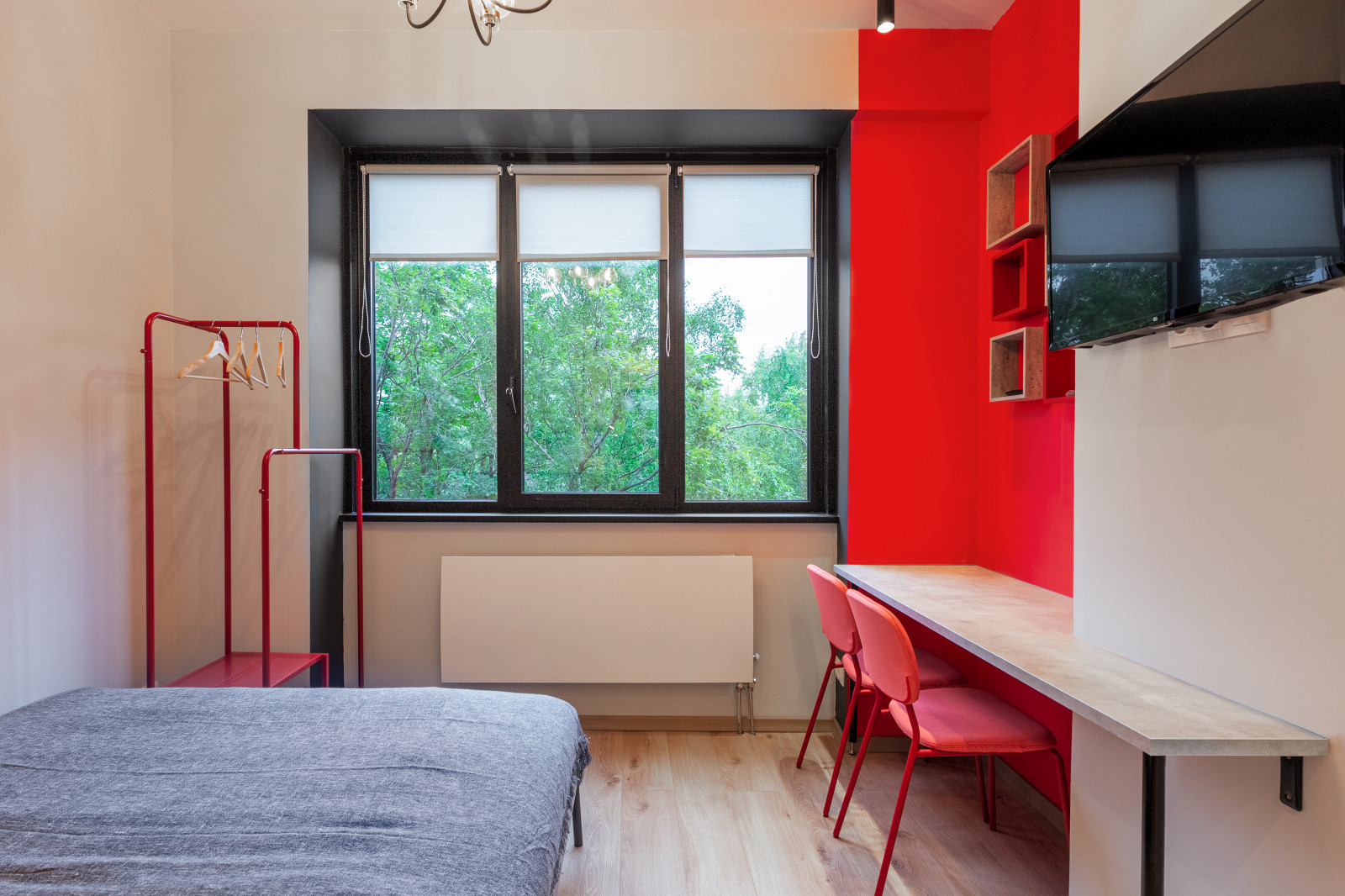 Студия с красными акцентами