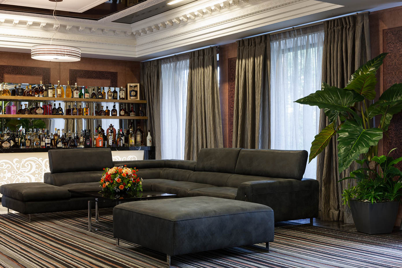 Офис с камином. Office with fireplace.