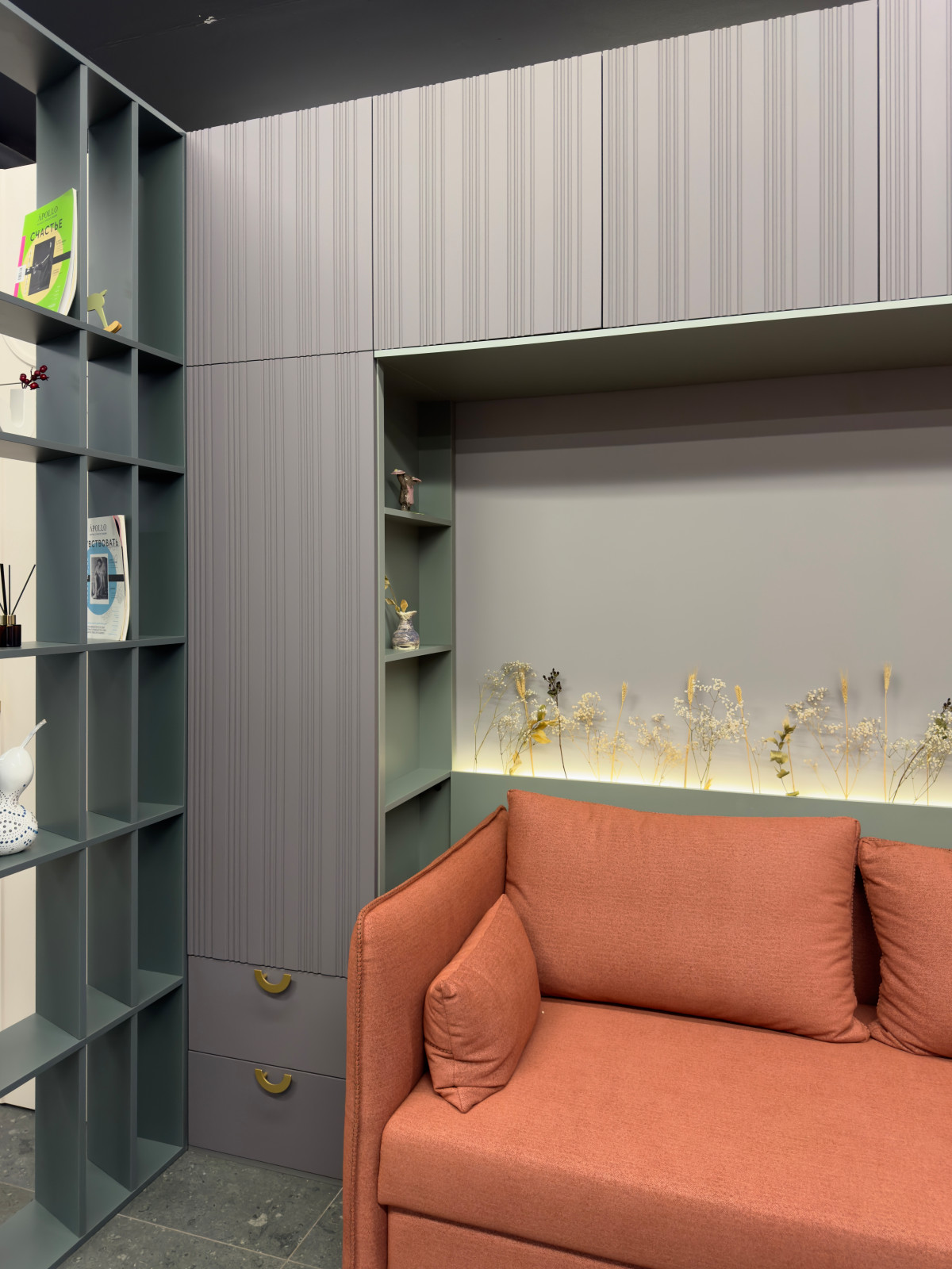 П-образный шкаф в шоуруме