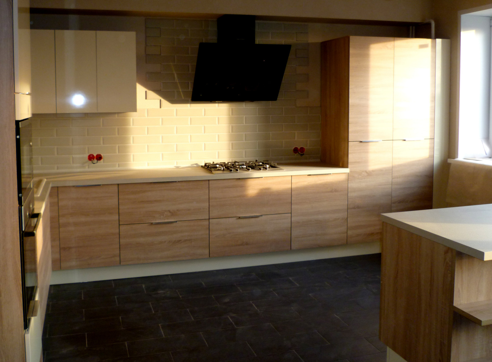 Обложка проекта: Кухня-гостиная бежевый и светлое дерево с островом\обеденным столом в доме