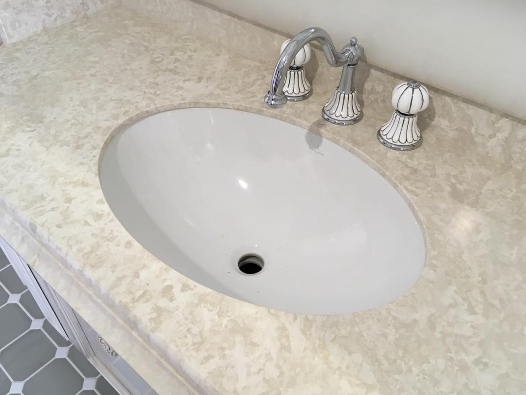 Обложка проекта: Столешница из мрамора с плинтусом в ванную комнату