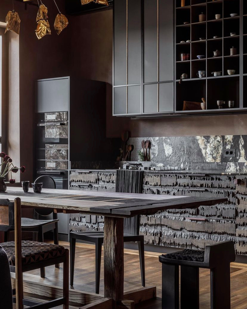 Двери из массива и кухня