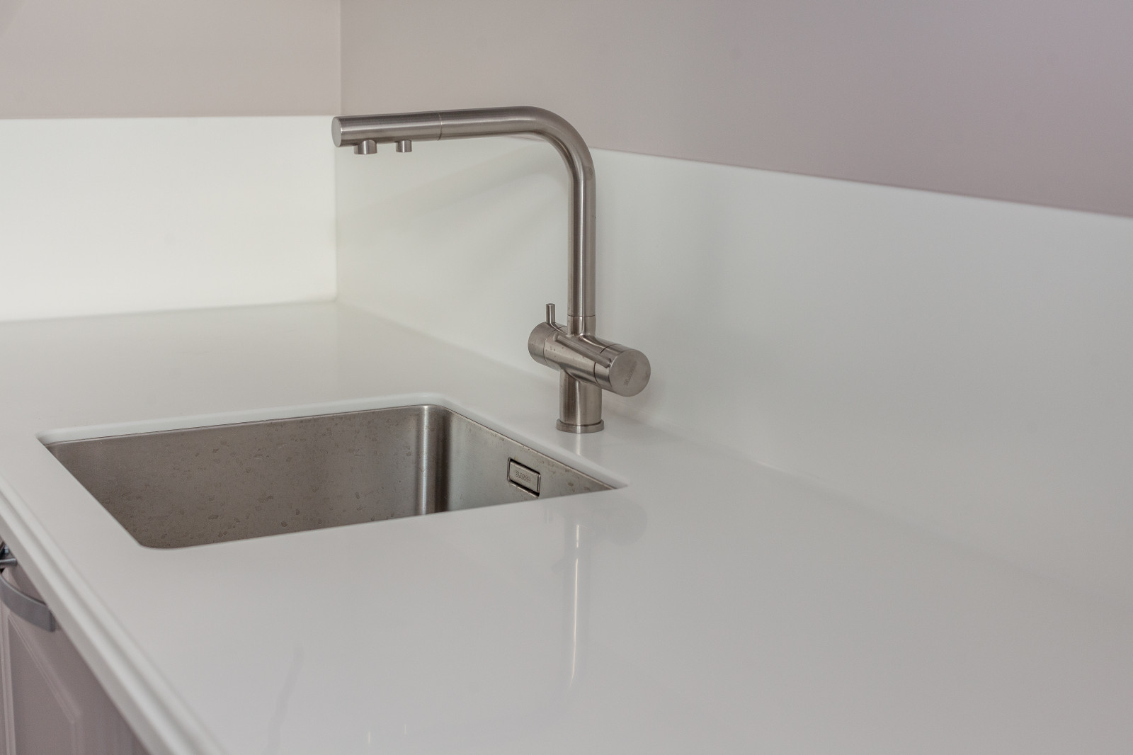 Окна из лиственницы, подоконники и столешница из искусственного камня