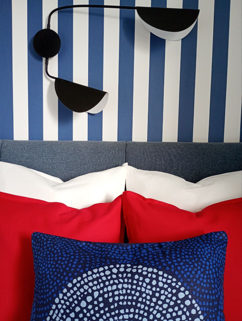 Une chambre aux couleurs vives pour un adolescent qui aime la couleur