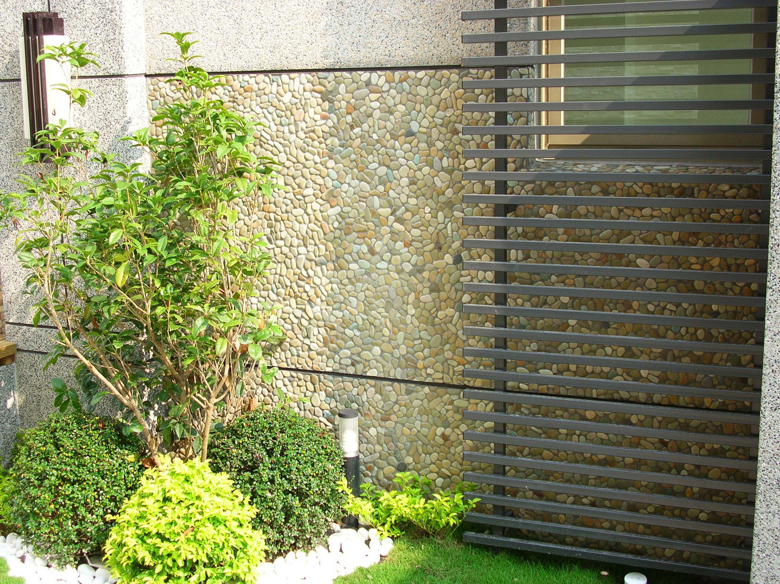 Обложка проекта: Фасады зданий.Галька на сетке.