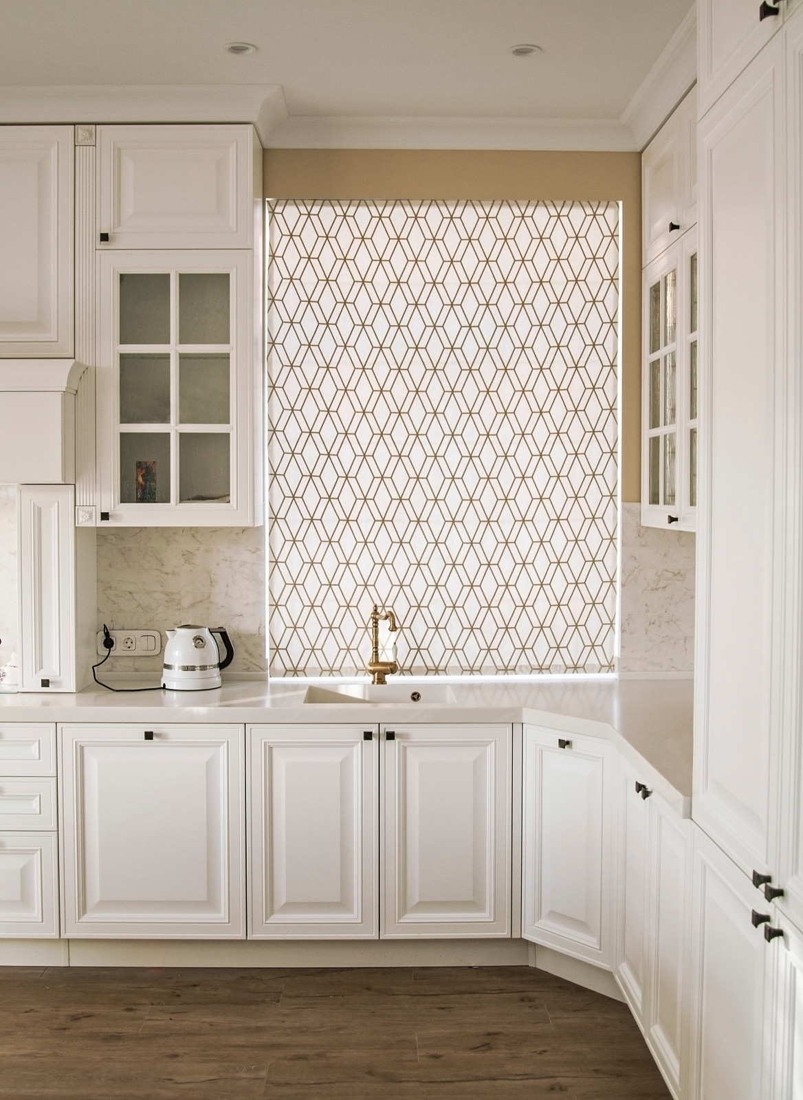 Римские шторы в классической кухне