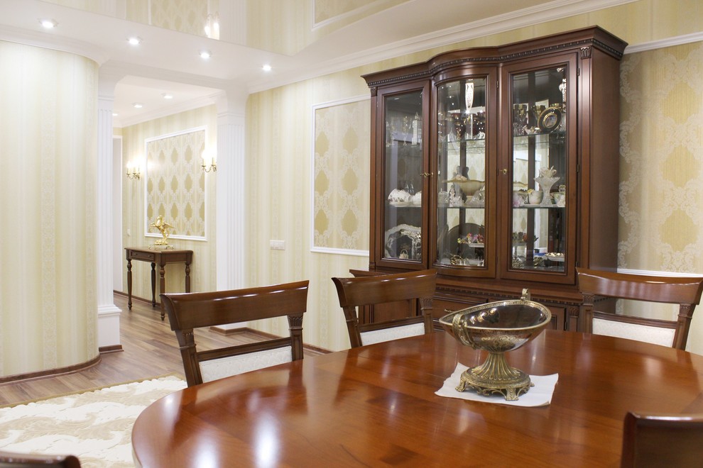 Натяжные потолки в квартире "классического стиля"