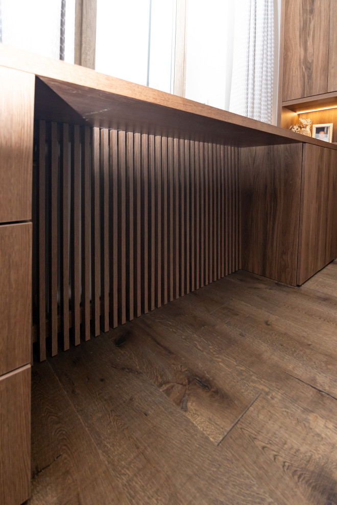 Меблировка спальни: шкаф, стеллаж и стол-подоконник