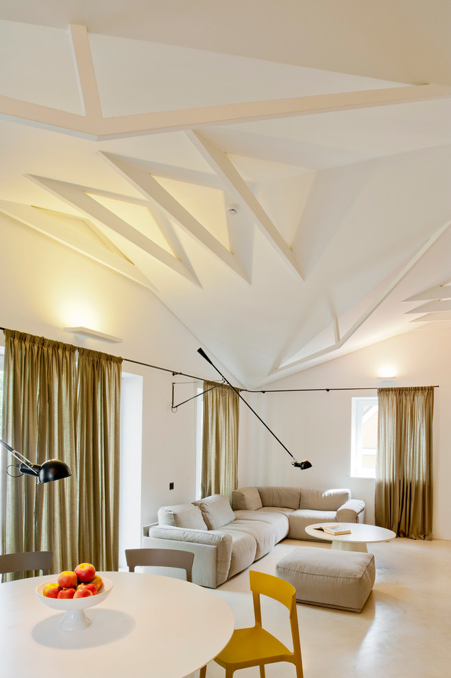 Houzz Литва: Квартира в Вильнюсе с необычным потолком и камином